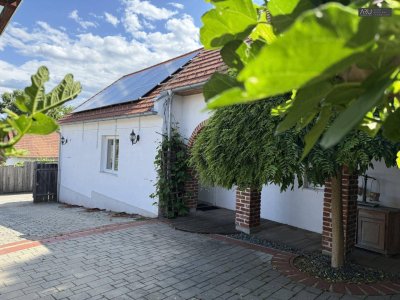 Attraktives Mehrfamilienhaus mit Innenhof, Garten und Naturteich