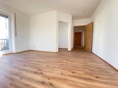 ERSTBEZUG nach Renovierung! Sehr schöne 2-Zi.-Wohnung mit Balkon, zentral in Garching an der Alz.