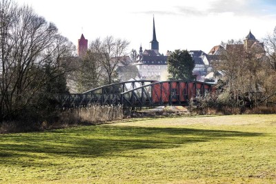 Wohnen als Kunstwerk! Eisenbahnbrücke mit fertig gestellten Haus und zwei weiteren Baugrundstücken!