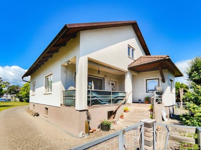 Familienfreundliches Haus mit großem Garten, Ausbaupotenzial, Wintergarten, Kamin und viel Platz zur Entfaltung.