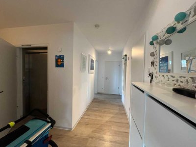 Altengerechte lichtdurchflutete Wohnung mit sonniger Loggia und Aufzug