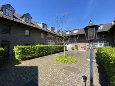 Zwei Zimmer Gartenwohnung im denkmalgeschützten Innenstadthof mit EBK in Neuss
