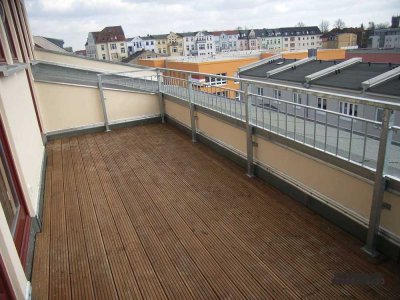 vermietete 4- Raumwohnung mit Dachterrasse, Einbauküche, Vollbad mit Eckbadewanne und Laminat