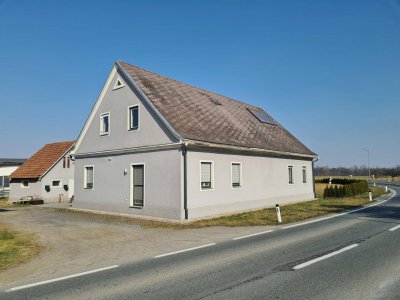 Gepflegte, geräumige Mietwohnung im stilechten Bauernhaus