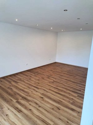 Erstbezug nach Komplett-Renovierung! Barrierefreie 3,5-Zimmer-EG-Wohnung, EBK, Garage, Balkon