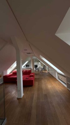 Helles & möbliertes Loft im Dachgeschoss – stilvoll wohnen in Rüttenscheid