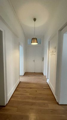 Stadtwohnung im Bahnhofsviertel: Schöne möblierte 3-Zimmer-Wohnung mit Einbauküche