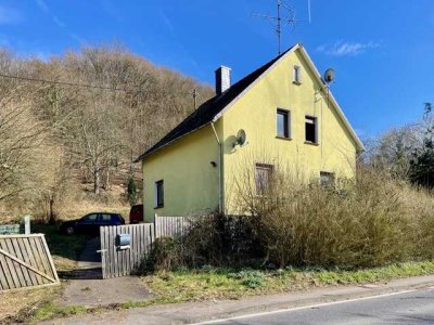 Sanierungsbedürftiges Wohnhaus auf 5400 qm großem Grundstück im Außenbereich von Windeck