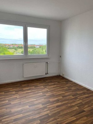 * Helle 3 Zimmerwohnung mit Balkon und Ausblick ins Grüne *