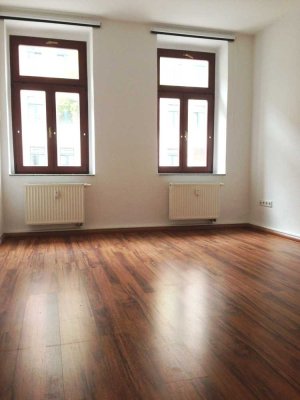 2 Raum Wohnung mit EBK, GROßEM Balkon, modernem Laminat und hellgefliestes Wannenbad