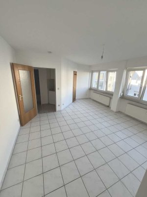 2-Zimmer-Wohnung mit Kleinküche in Böblingen-Süd