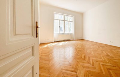 KOMPLETT HOFSEITIG: 2-Zimmerwohnung im wunderschön sanierten Altbau mit neuer Küche (Balkonanbau ca. 7m2 möglich!)