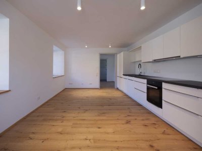 Frisch renovierte, barrierefreie Denkmalschutz 2-Zimmer-Wohnung mit Garten und Stellplatz