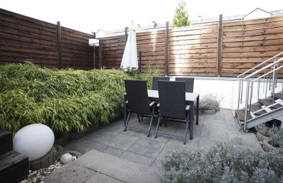 HIER KÖNNEN SIE IHREN WEIN AUF DER TERRASSE GENIESSEN