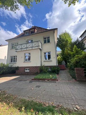 Gemütliche 2-Zimmer-Dachgeschosswohnung in gepflegter, zentraler Stadtvilla