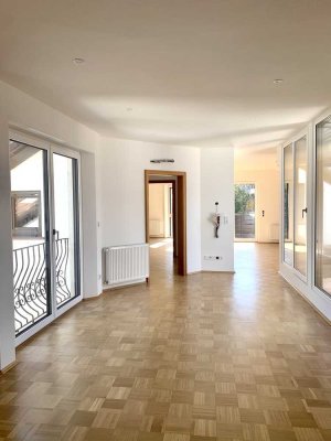 Erstbezug nach Sanierung: 4-Zimmer-Dachgeschosswohnung mit drei Balkonen
