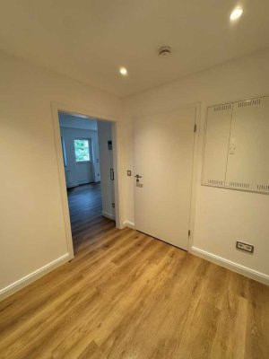 Frisch renovierte helle 4-Zimmer-Wohnung (ca. 130 m²) mit Balkon, 2 Bädern & Stellplatz