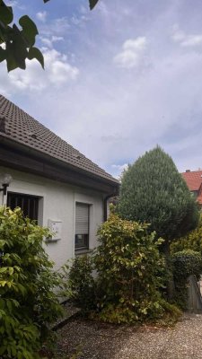 In ruhiger Lage DHH mit kleiner Einliegerwohnung, Garten, Garage, Stellplatz