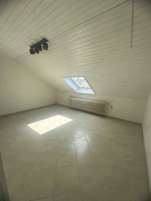 Renovierte 2 Zimmer DG-Wohnung in Waghäusel-Kirrlach ab sofort!