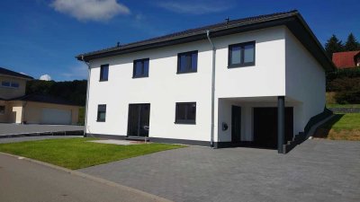 Modernes Niedrigenergiehaus mit Garage als großes Einfamilienhaus oder als Mehrgenerationenhaus