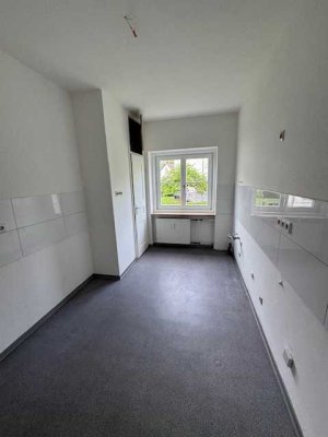 Gepflegte große 4,5 Zimmer Wohnung im EG rechts mit neuer EBK, Balkon in Göppingen, WM ca.1.550€
