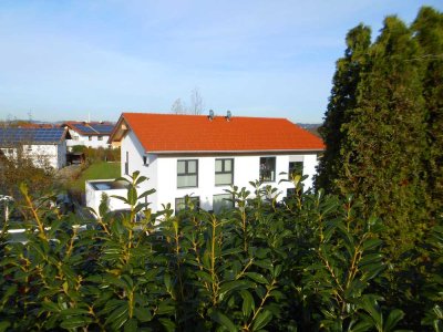 Neuwertiges 4-Zi. Einfamilienhaus mit Garage in Fridolfing