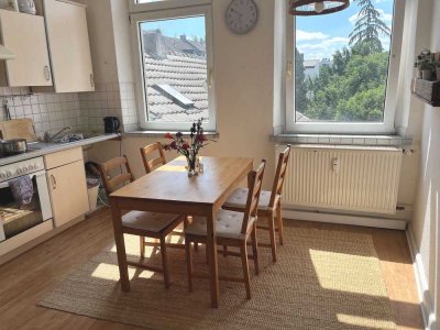 FREI AB 01.08. - Altbauwohnung mit guter Hausgemeinschaft in zentraler Lage