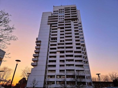Geräumig mit Ausblick vom Balkon - frisch renoviert: Wohnjuwel im "Weißen Riesen" - Mettenhof