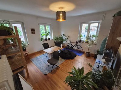 Stilvolle 3-Zimmer-Wohnung in Bestlage mit Echtholzdielen & 2 Bädern (WG-geeignet)