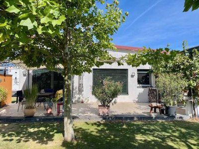 Modernes Einfamilienhaus mit Bürofläche, Doppelgarage und großzügigem Grundstück