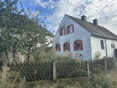 Kleine Doppelhaushälfte mit Nebengebäude in ruhige Lage bei Schwarzenbach a. W.