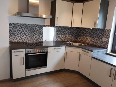 Geräumige 5-Zimmer-Wohnung mit Balkon und Garage in Hausen