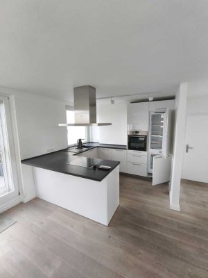 Helles Penthouse mit 3 Zimmern, hochwertige EBK und 120m² Dachterrasse – Wohnen über der City