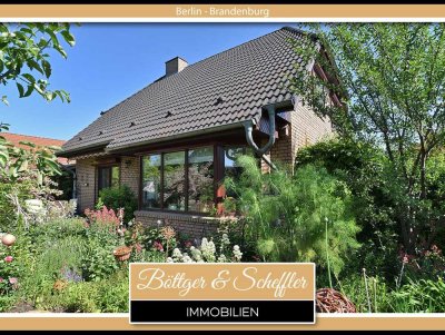 Familienfreundliches Einfamilienhaus mit Doppelgarage und paradiesischem Garten in ruhiger Wohnlage