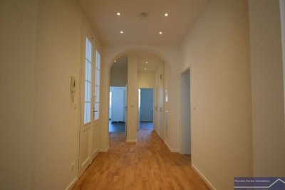 Erstbezug: Stilvoll & hochwertig kernsanierte Altbauwohnung mit Wintergarten, Balkon, 2 Bäder