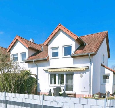 Erstbezug nach Renovierung in beliebter Lage – hochwertig ausgestattetes Reiheneckhaus mit Garten un