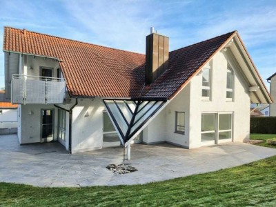 Außergewöhnliches Architektenhaus mit zwei großzügigen Doppelgaragen in ruhiger Waldrandlage