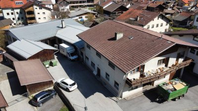 Wohnhaus mit großem Grundstück samt Betriebsgebäude