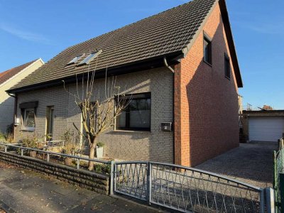 DHH mit großem Garten und Garage in ruhiger Lage