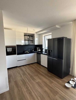 Neuwertige Wohnung mit 2,5 Zimmern sowie Balkon und EBK
