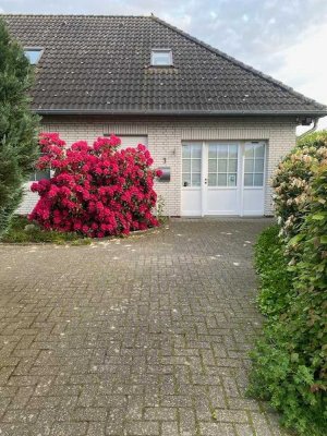 Weißer Bungalow mit Einliegerwohnung