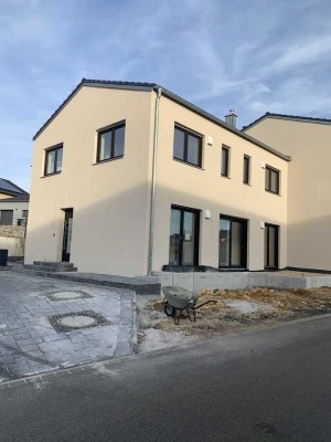Neue Doppelhaushälfte mit gehobener Ausstattung zum Erstbezug in Hemau
