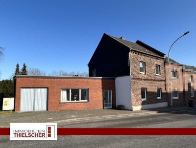 Großzügiges Wohnhaus mit zwei Anbauten und weitläufigem Grundstück