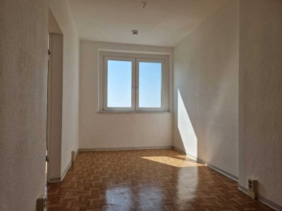 Großzügige Wohnung mit Balkon und separater Küche im Hochhauspanorama !