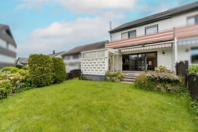 Familienglück auf drei Ebenen – Großzügige Doppelhaushälfte mit Kamin, Wintergarten und Traumgarten