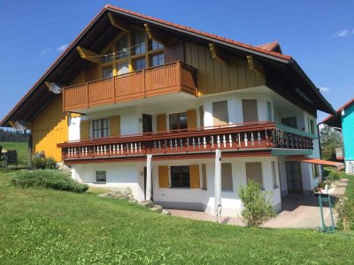 Ansprechende und gepflegte 3,5-Zimmer-Erdgeschosswohnung mit Balkon in Weiler-Simmerberg