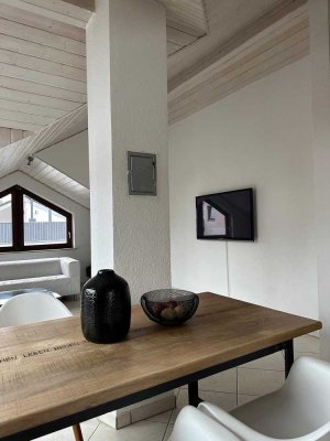 Exklusive 2-Raum-DG-Wohnung mit gehobener Innenausstattung mit Balkon und EBK in Böblingen