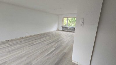 Sehr schöne, grün & ruhig liegende 4-Zim.-Wohnung mit 2 Balkonen - neu saniert- in Kaarst