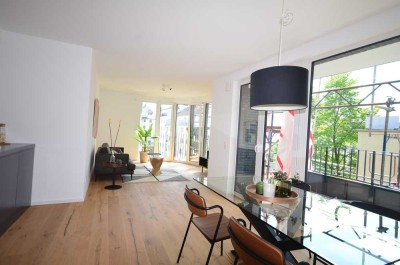 Lichtdurchflutete 2-Zi-Luxus-Wohnung mit Balkon