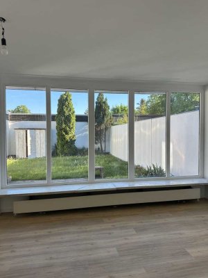 Schwellenloser Atrium-Bungalow, renoviert, ab 1. Juni zu vermieten.